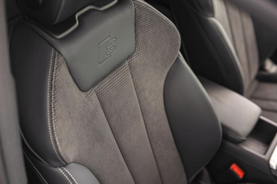 Детали интерьера Audi A4 40 TFSI S-Line (B9) 2019 года  (UK) (фото 14 из 31)